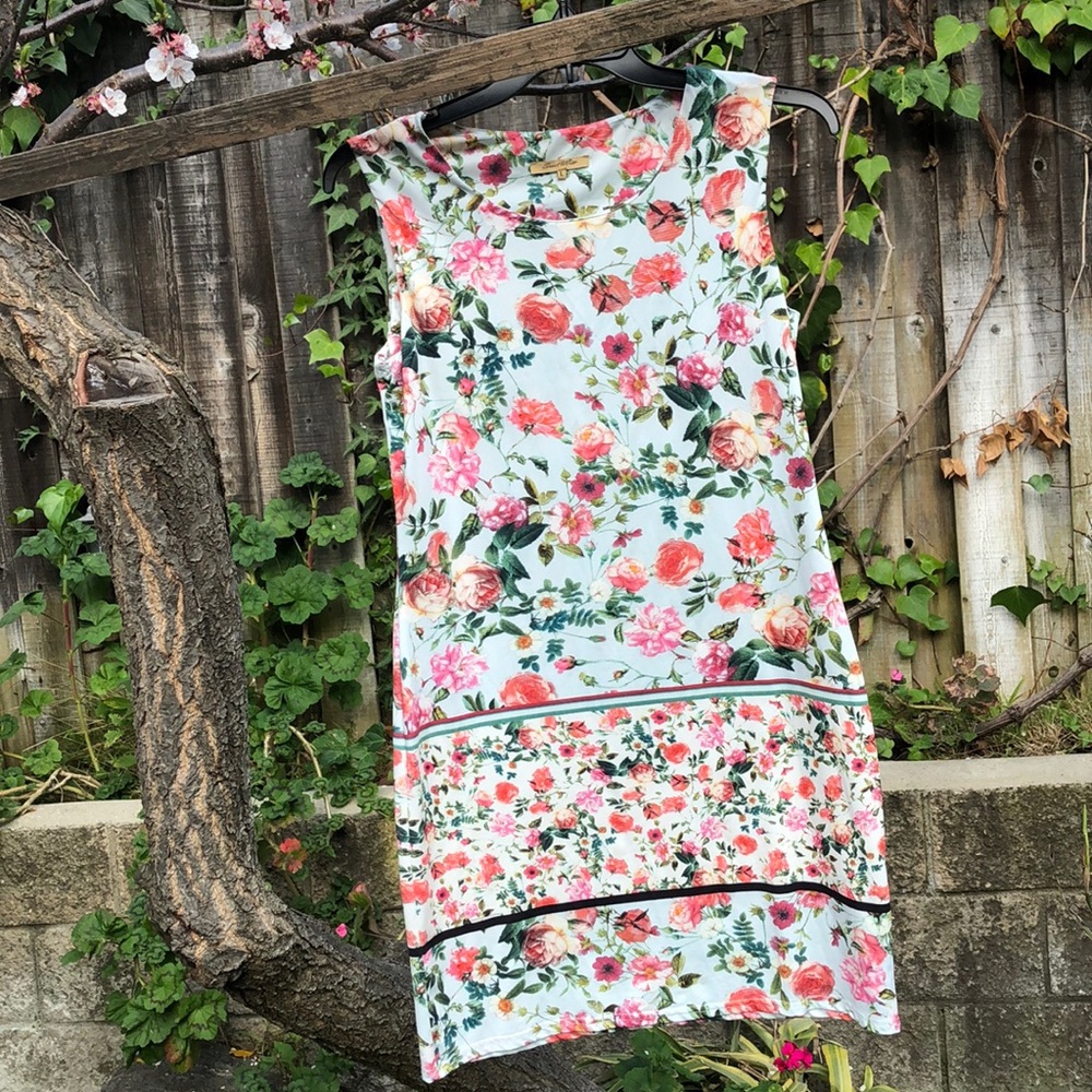 Sleeveless dress Italy large flowers
